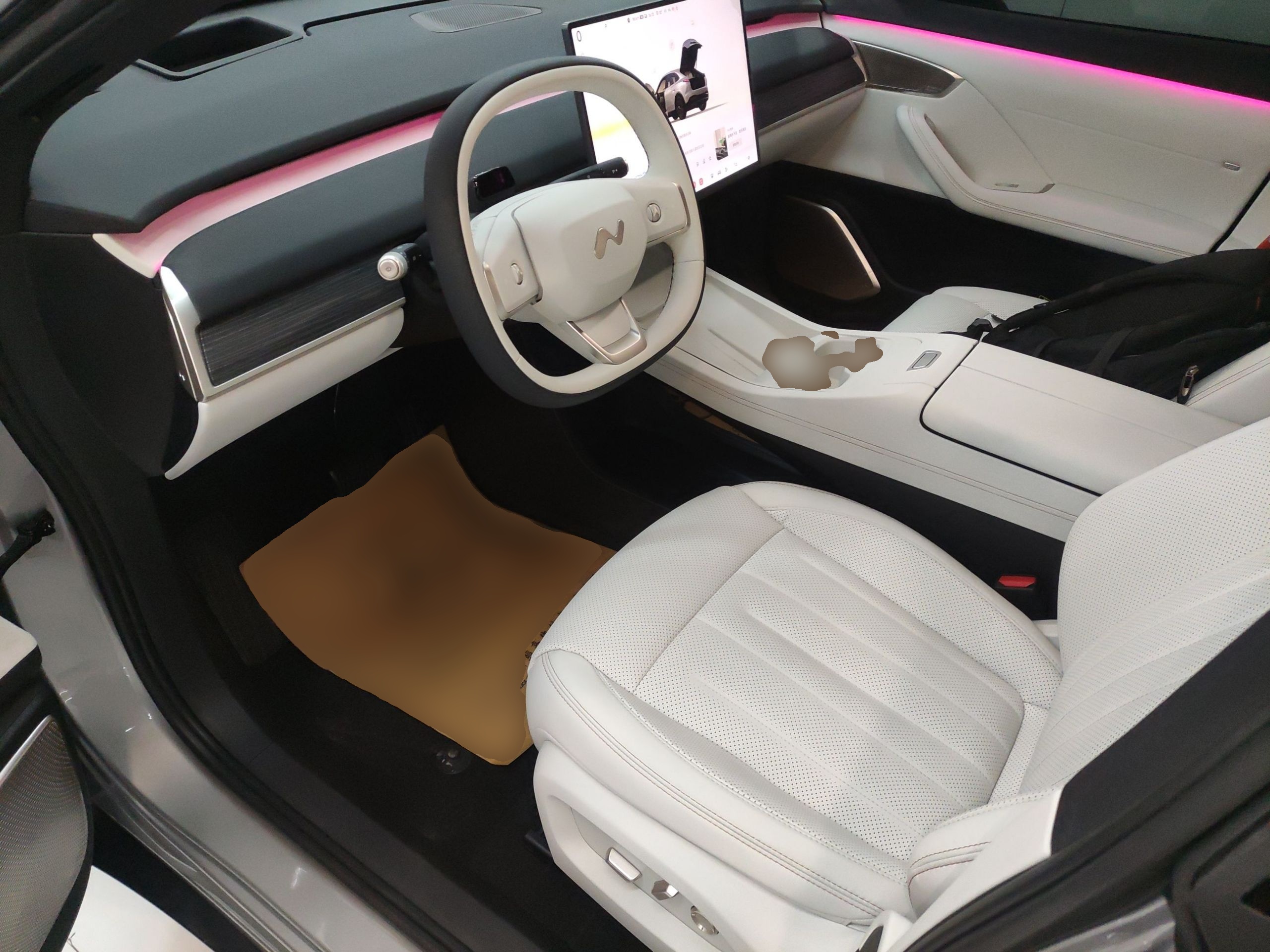 المقاعد الأمامية داخل السيارة