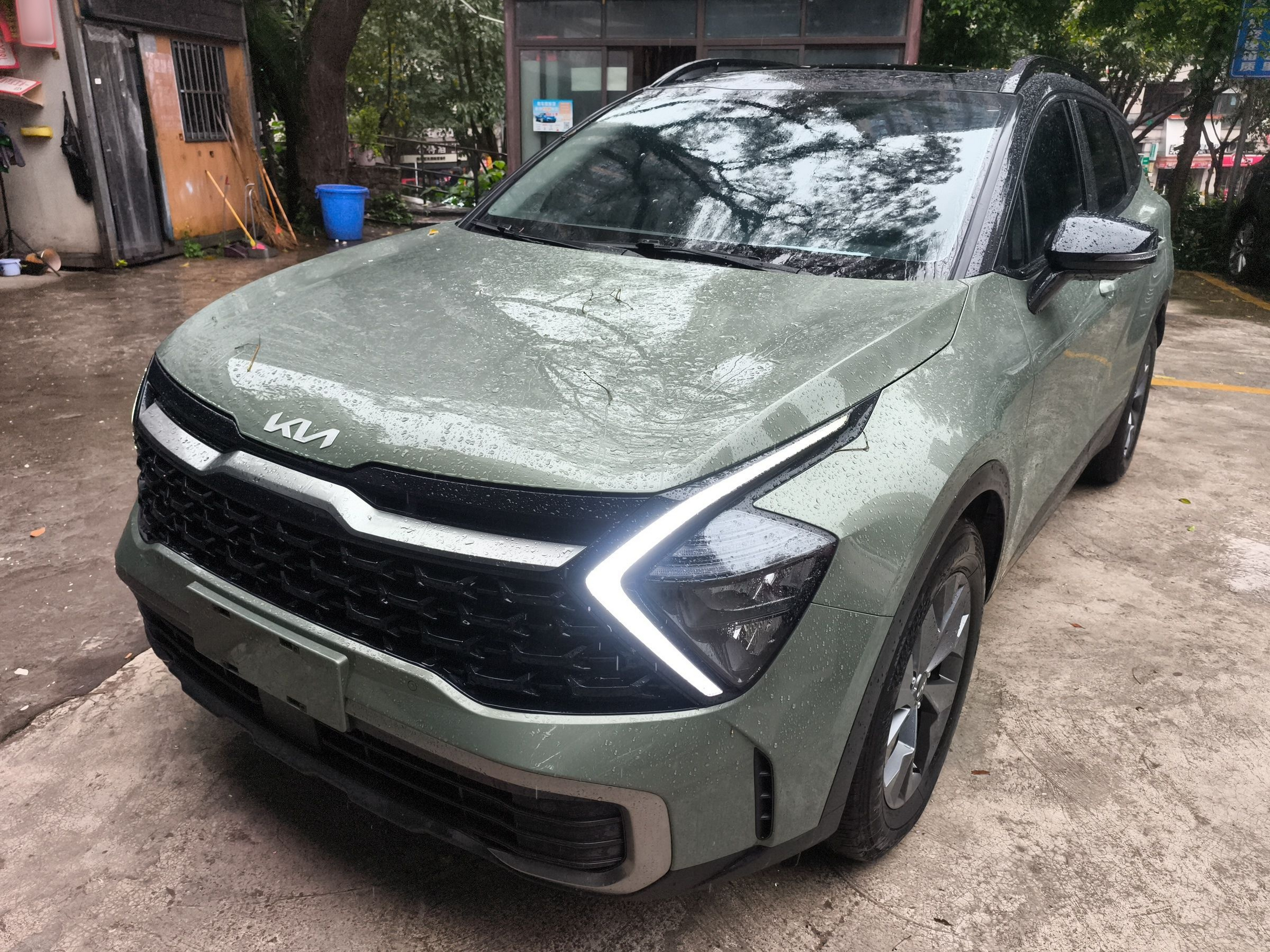 Под передней частью автомобиля