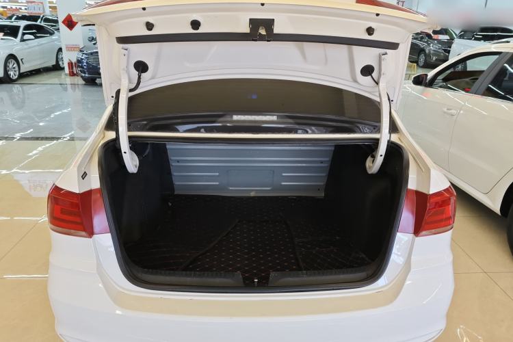 Used Volkswagen Santana 2016 1.6L Automatic Fashion Edition Trunk