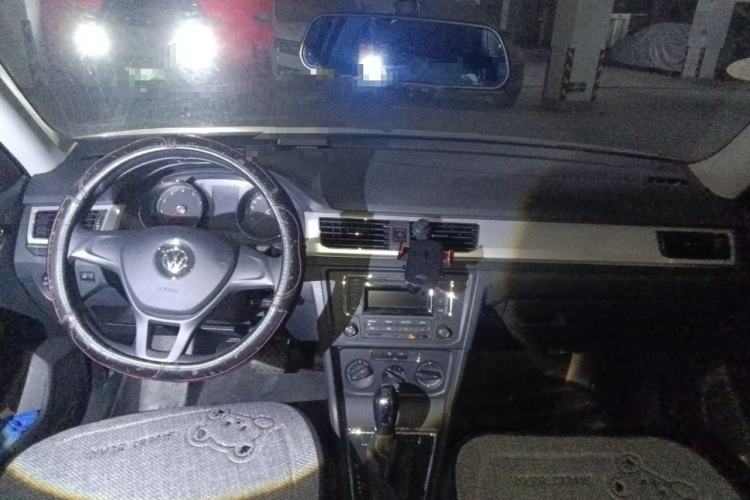 Used Volkswagen C-TREK 2018 1.5L Automatic Fashion Model Center Console