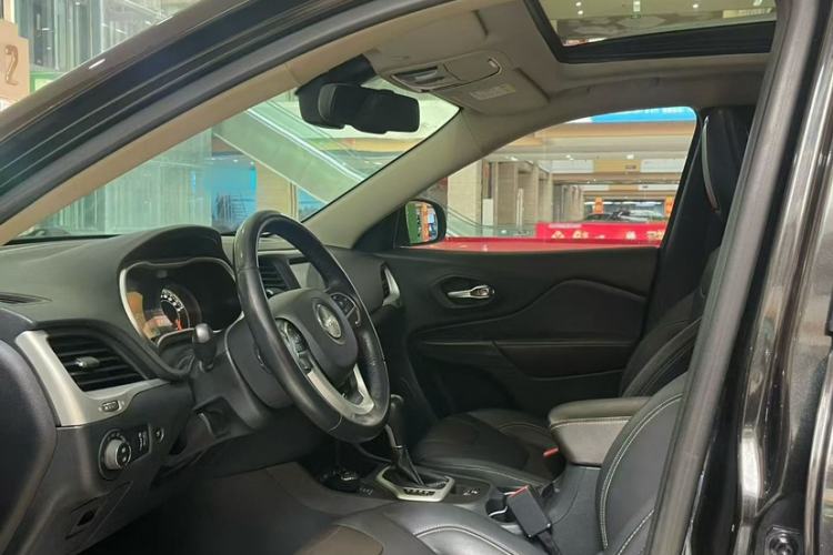 Used Jeep Cherokee 2016 2.4L Superior Edition Interior 1