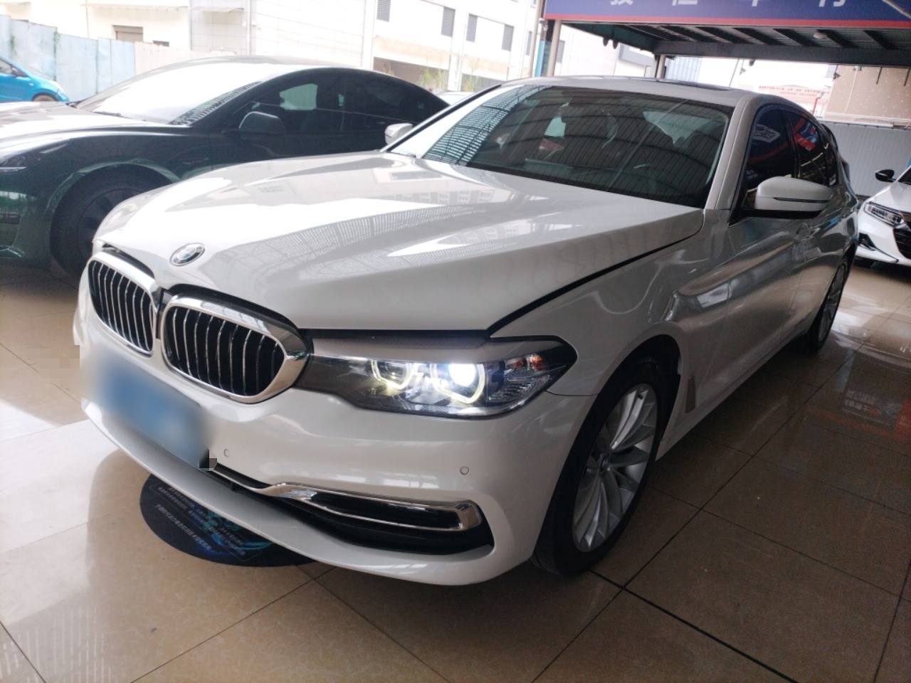 تحت مقدمة السيارة