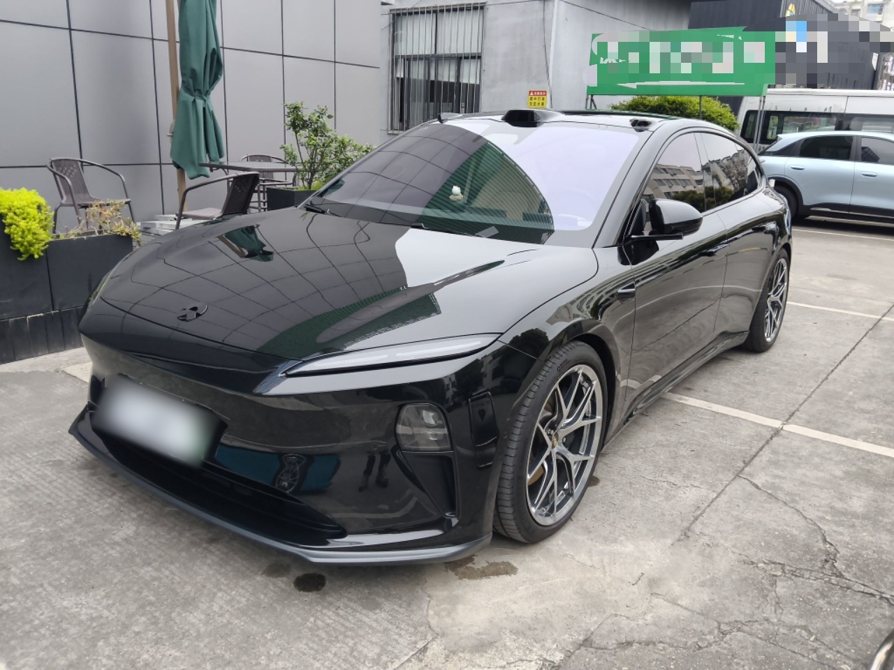 Под передней частью автомобиля