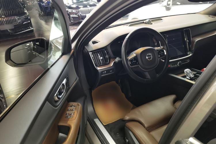 Used Volvo S60 2022 B4 Zhiyuan Luxury Edition
