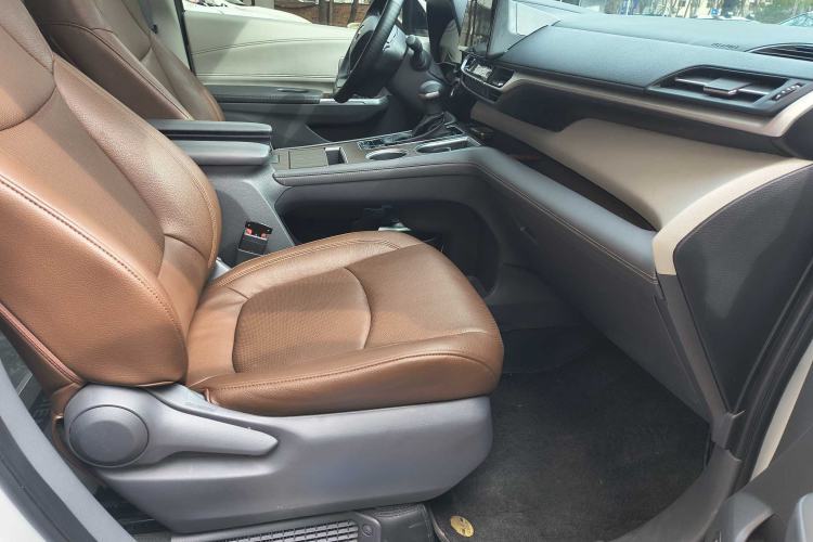 Used Toyota SIENNA 2024 2.5L Hybrid Comfort Edition Right Front Seat