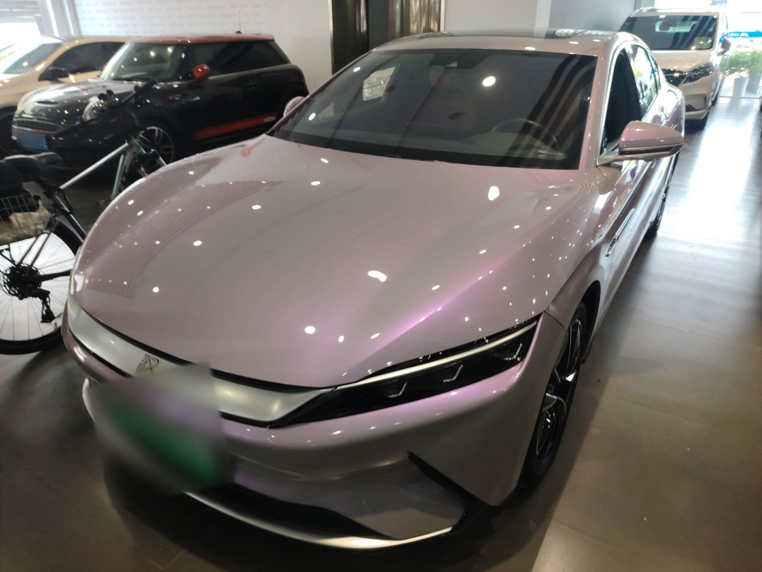 تحت مقدمة السيارة