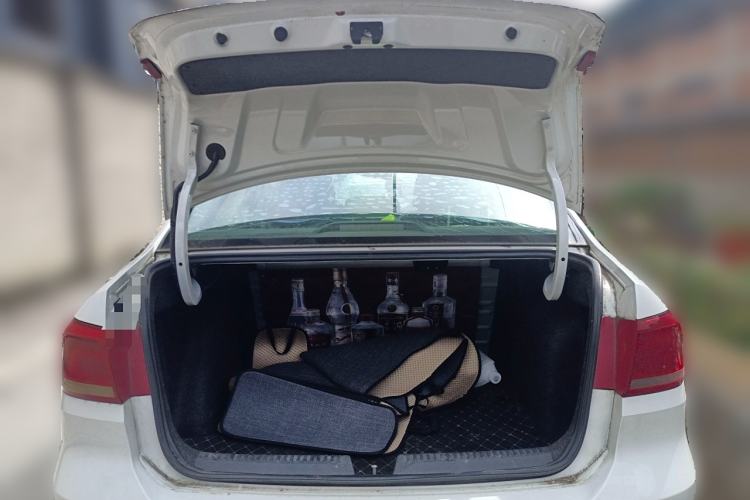 Used Volkswagen Santana 2015 1.6L Manual Comfort Edition Trunk