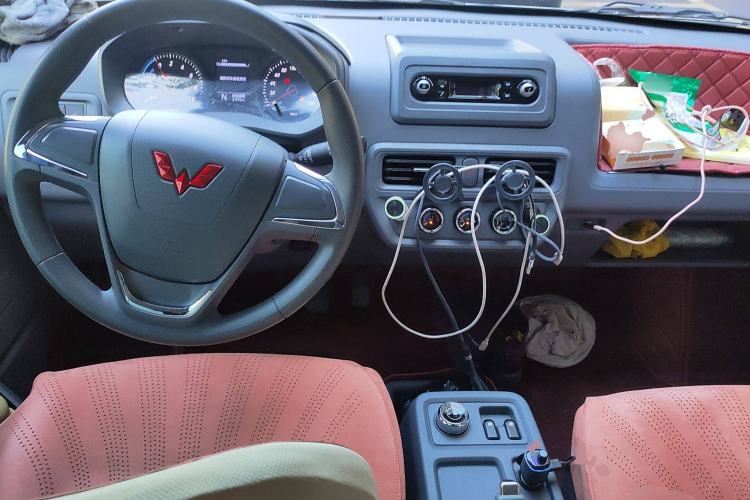 Used Wuling Yangguang 2025 Model 310KM Bus Edition—Customized by CATL
