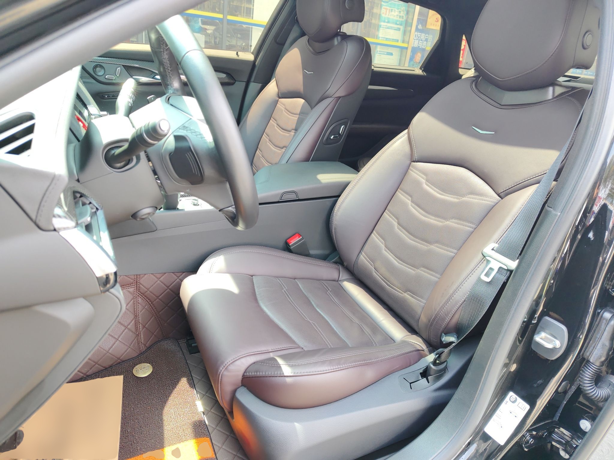 المقاعد الأمامية داخل السيارة