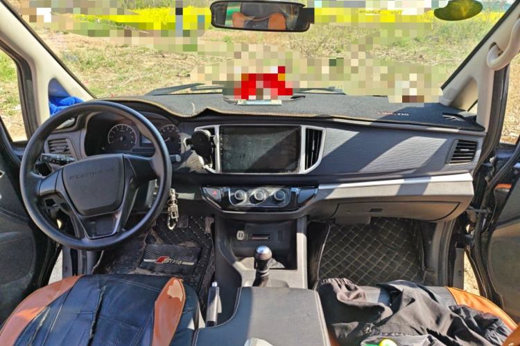 Used FORTHING Lingzhi 2022 M5 1.6L Practical 7-Seater Center Console