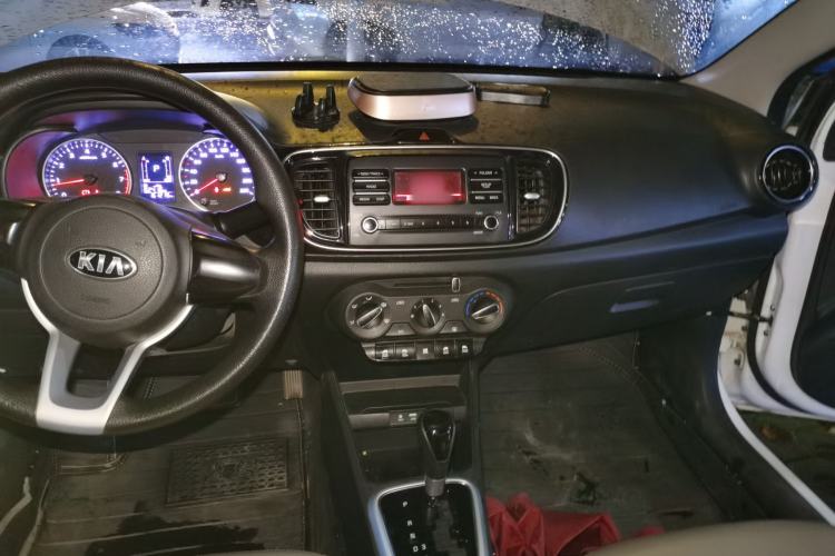 Used Kia Pegas 2017 1.4L Automatic Value Edition Center Console