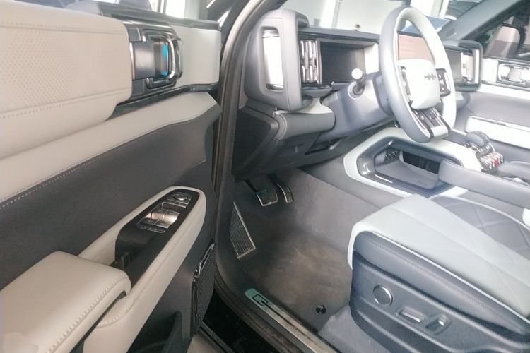 Used Formula Leopard 5 2023 Explore Edition
