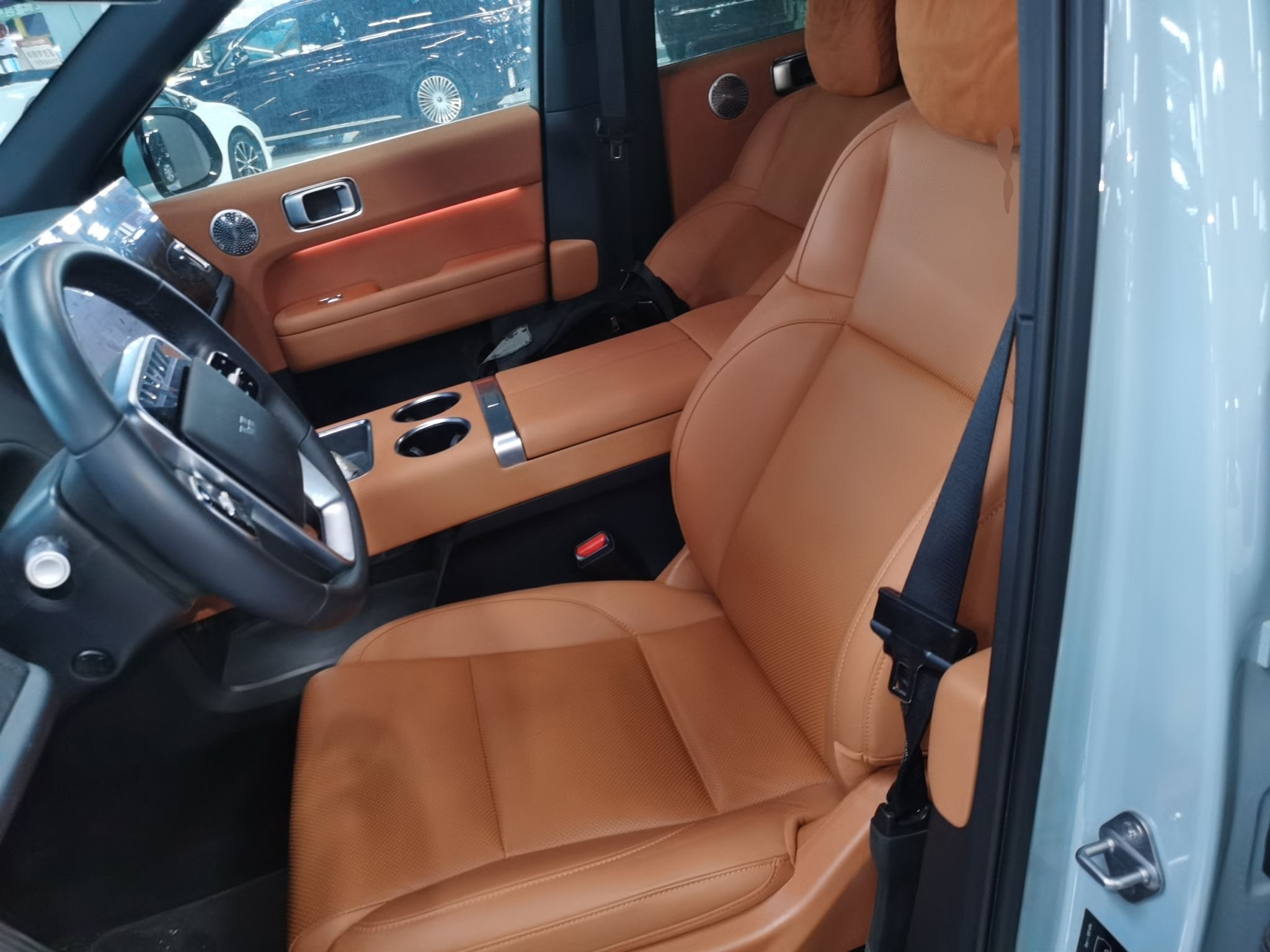 Переднее сиденье в автомобиле