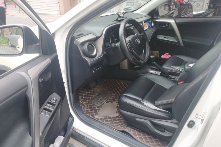 Used Toyota RAV4 2019 2.0L CVT Two-Wheel Drive Luxury Version China VI Standard