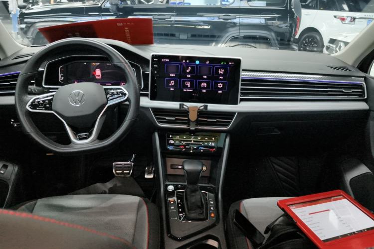 Used Volkswagen Tiguan L 2023 330TSI Automatic Two-Wheel Drive R-Line Flagship Edition Center Console