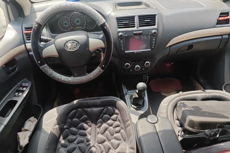 Used FAW Weizhi V5 2013 1.5L Manual Entry-Level Model China IV Standard Center Console
