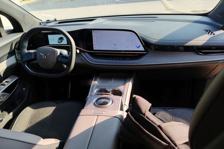 Used Hongqi Tiangong 08 2025 680 Ultra Four-Wheel-Drive Version Center Console