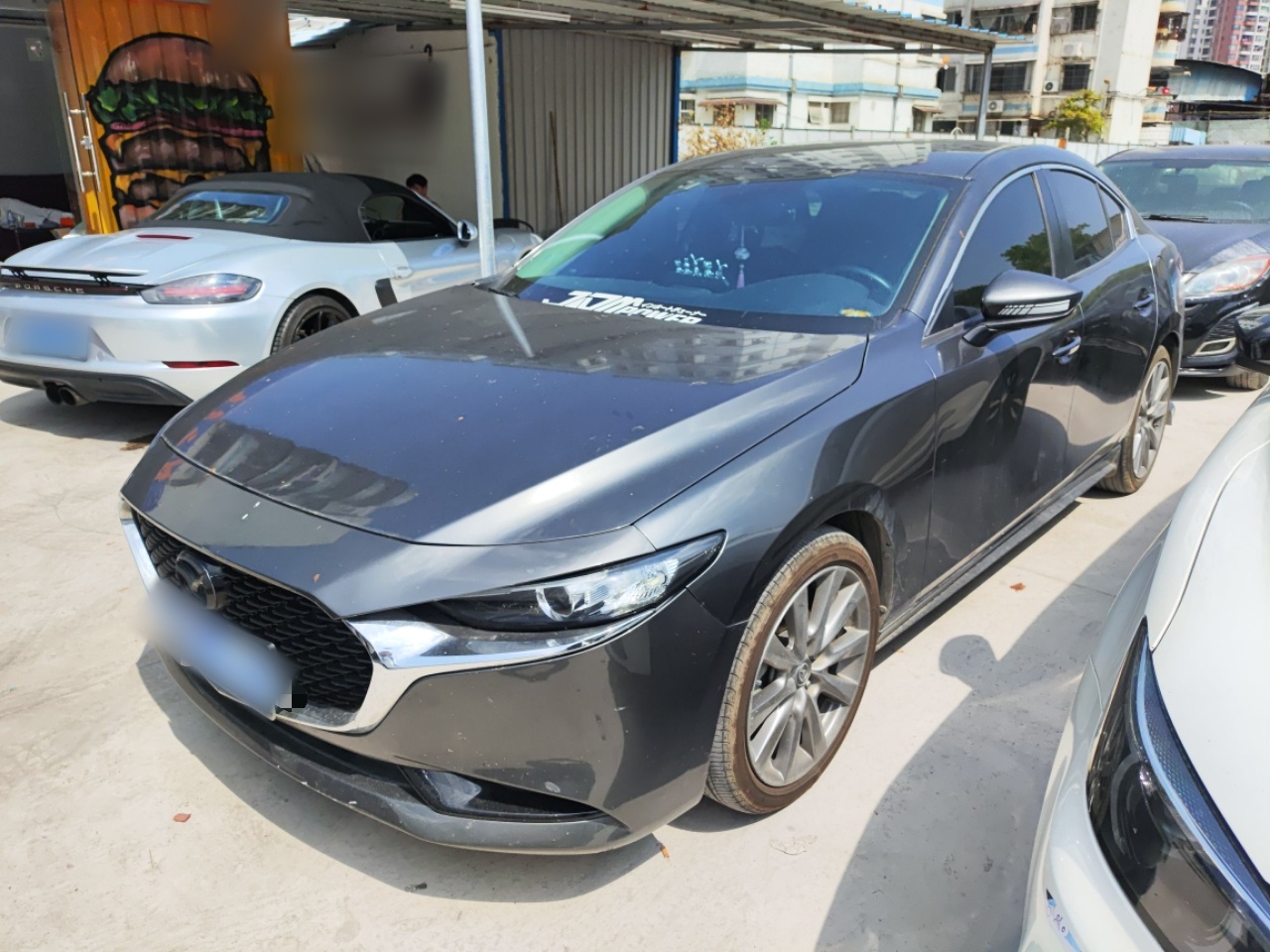 تحت مقدمة السيارة