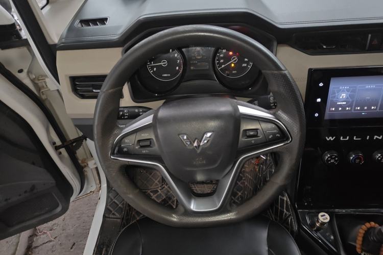 Used Wuling Hongguang PLUS 2019 1.5T Manual Luxury 7-Seater Steering Wheel