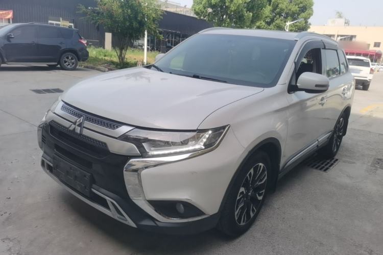 Used Mitsubishi Outlander 2019 2.0L Two-Wheel Drive Comfort Edition 7 Seats China V Emission Standard