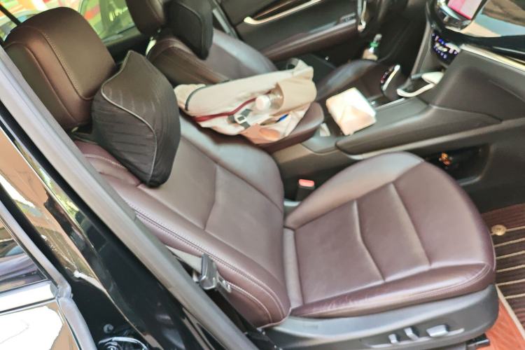 Used Cadillac XT6 2022 2.0T 7-Seater Two-Wheel Drive Luxury Version Right Front Seat