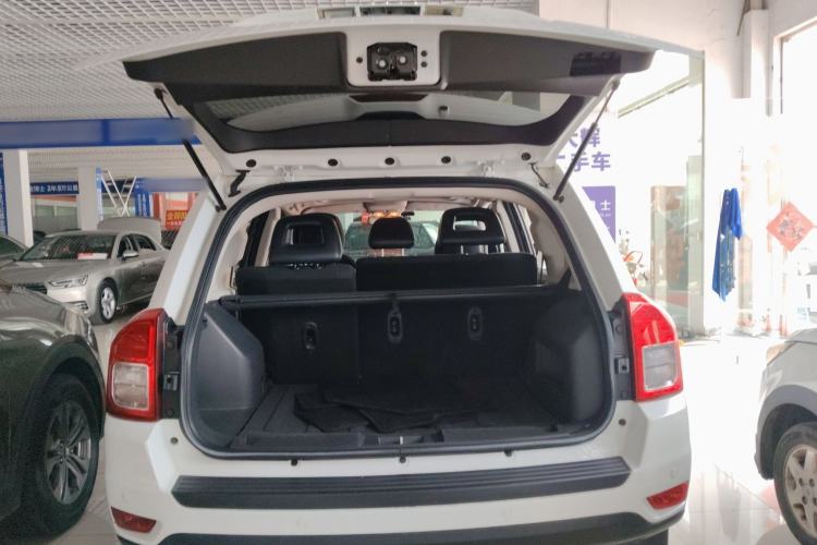 Used Jeep Compass 2013 2.4L four-wheel-drive sport version Trunk