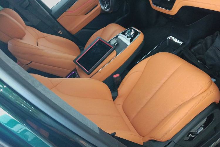 Used Geely Galaxy LEVC L380 2024 140-Degree 6-Seater All-Wheel-Drive Ultra