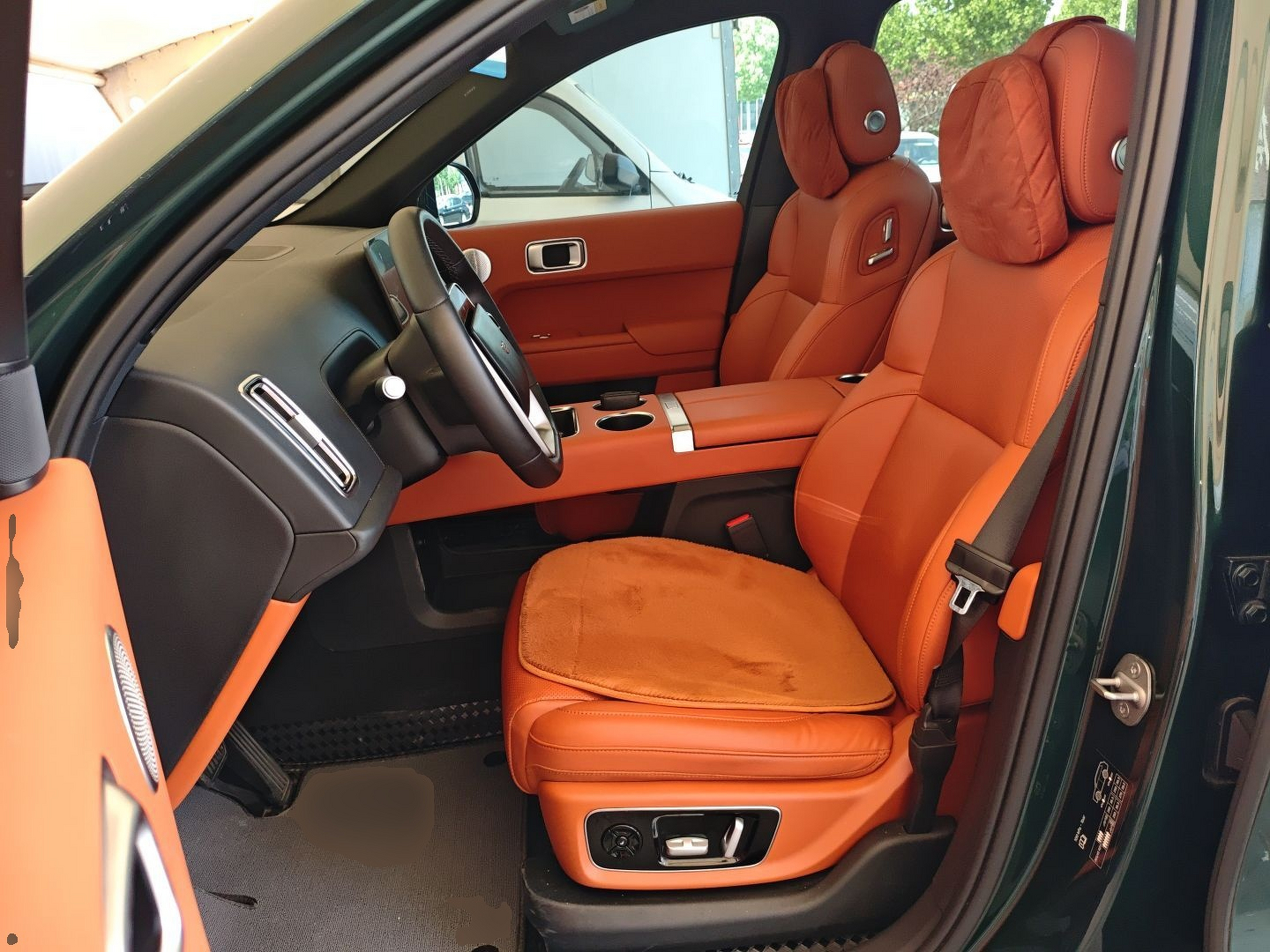 Переднее сиденье в автомобиле