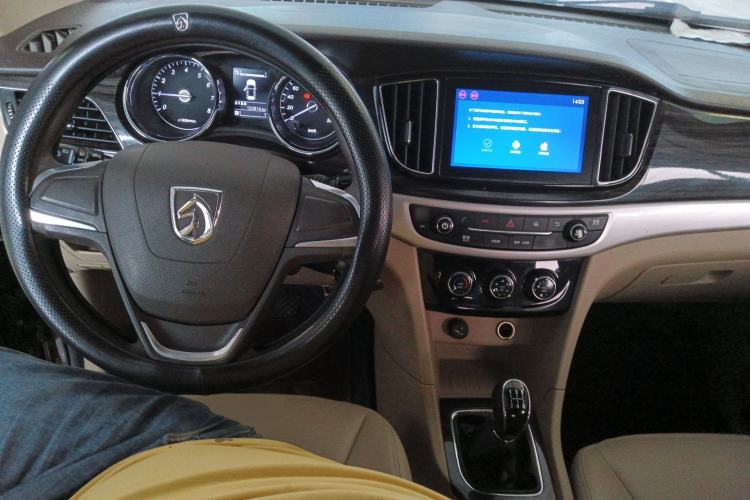 Used Baojun 730 2016 1.5L Manual Comfort Version 7 Seats China V Emission Standard Center Console