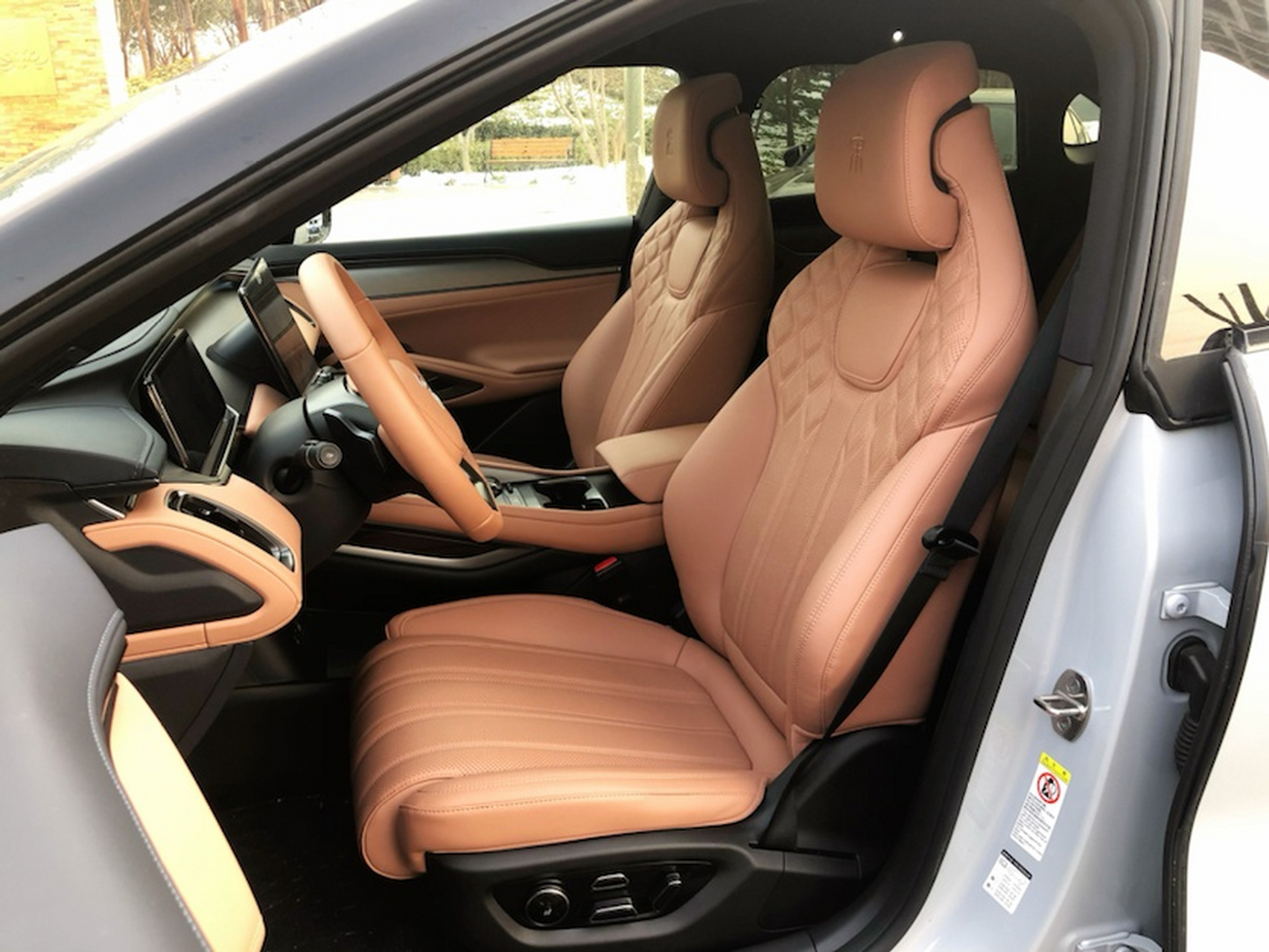 المقاعد الأمامية داخل السيارة