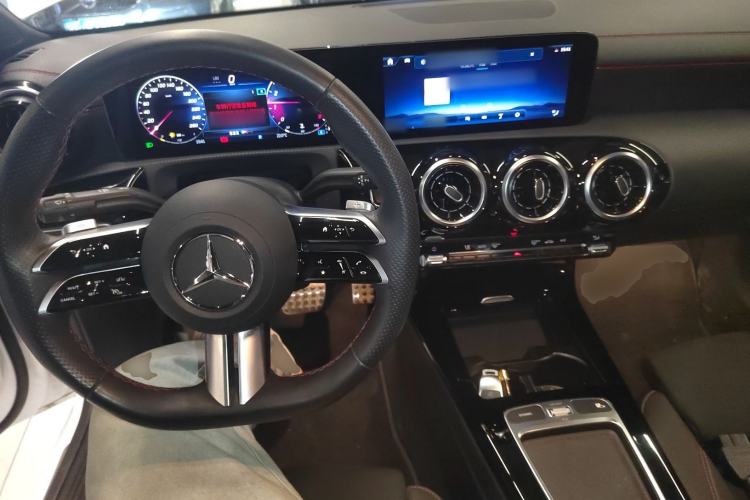 Used Mercedes-Benz CLA 2024-Year Facelifted CLA 200 Center Console