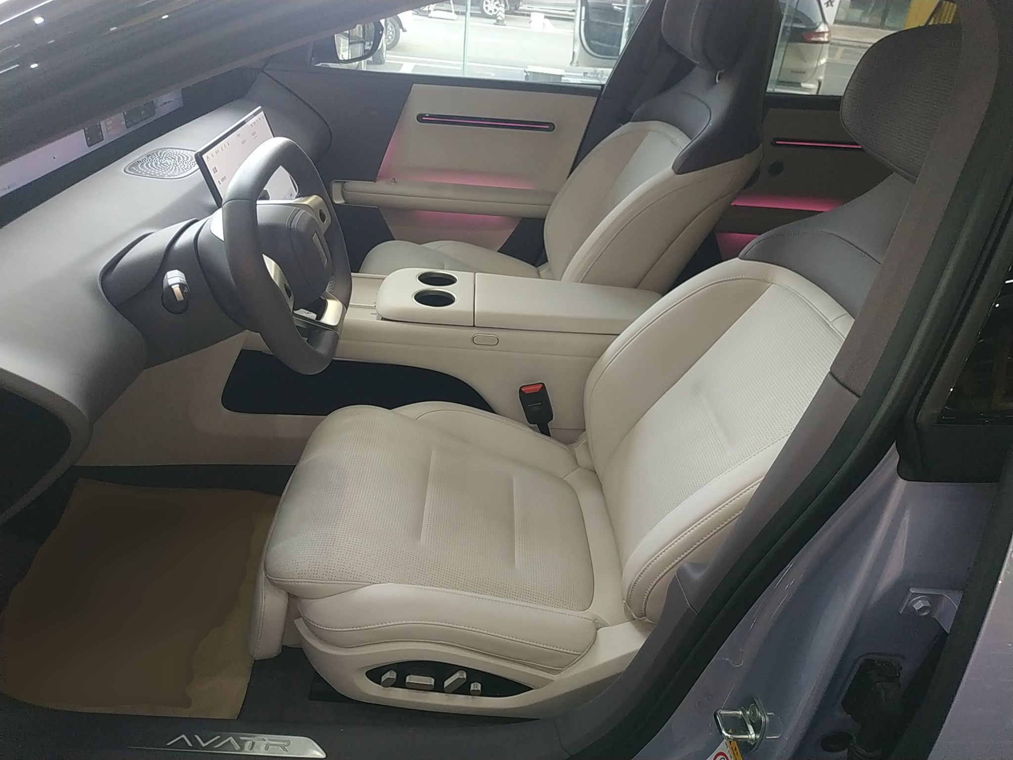 المقاعد الأمامية داخل السيارة