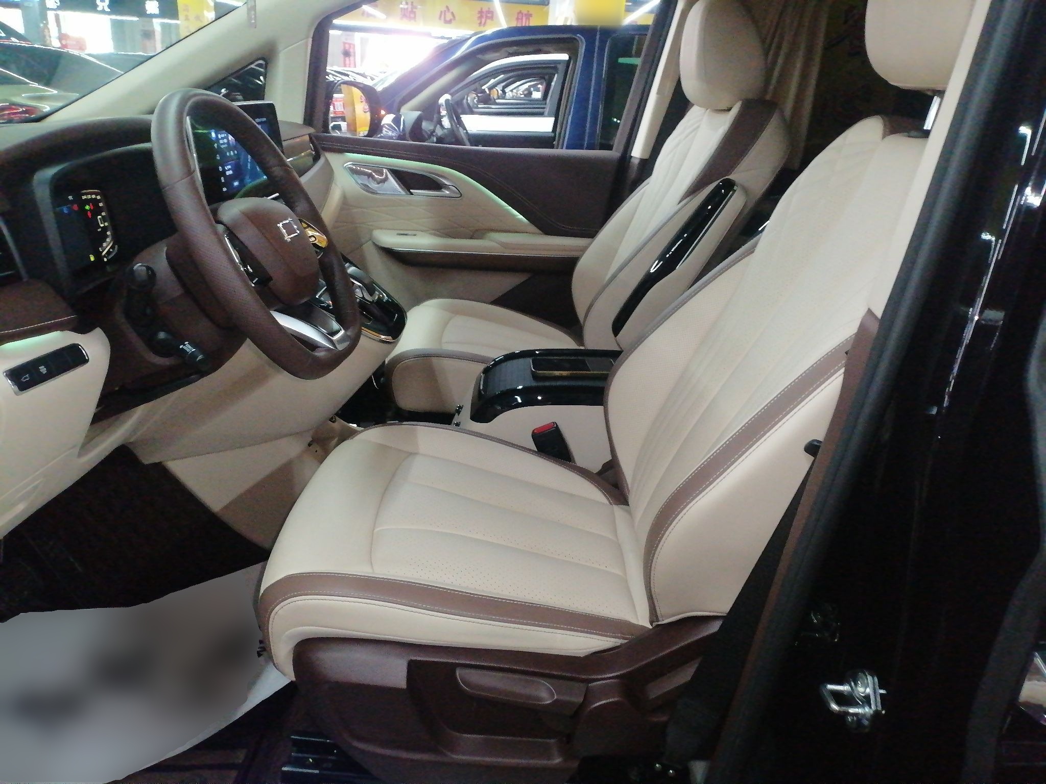 المقاعد الأمامية داخل السيارة