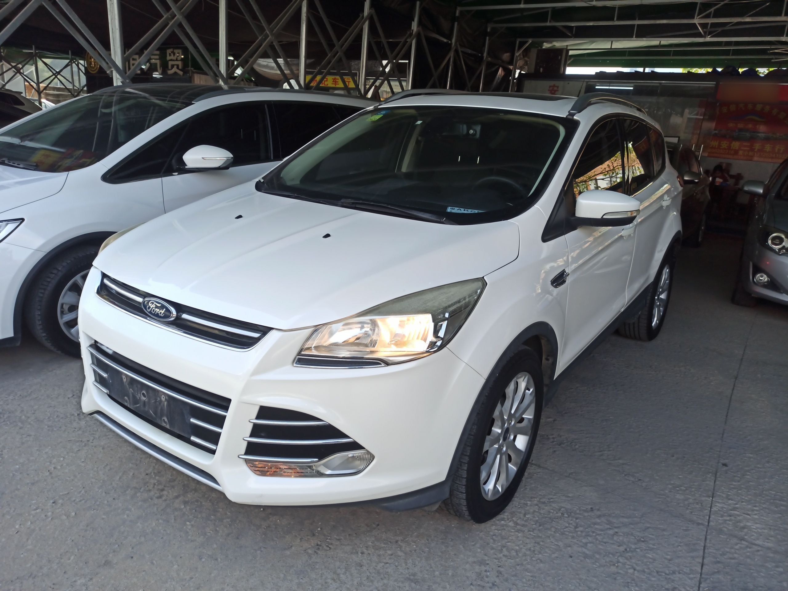 Под передней частью автомобиля