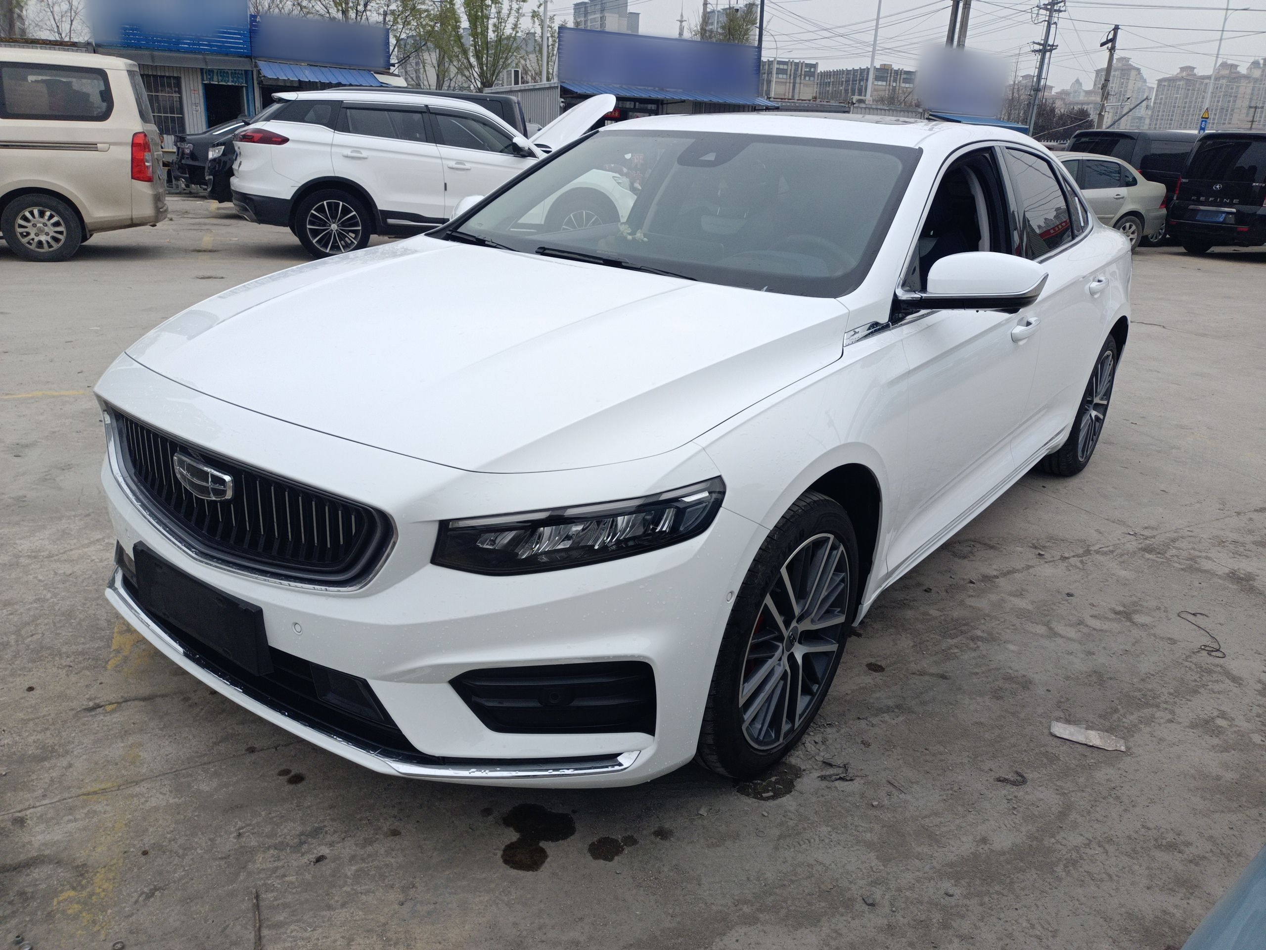 تحت مقدمة السيارة