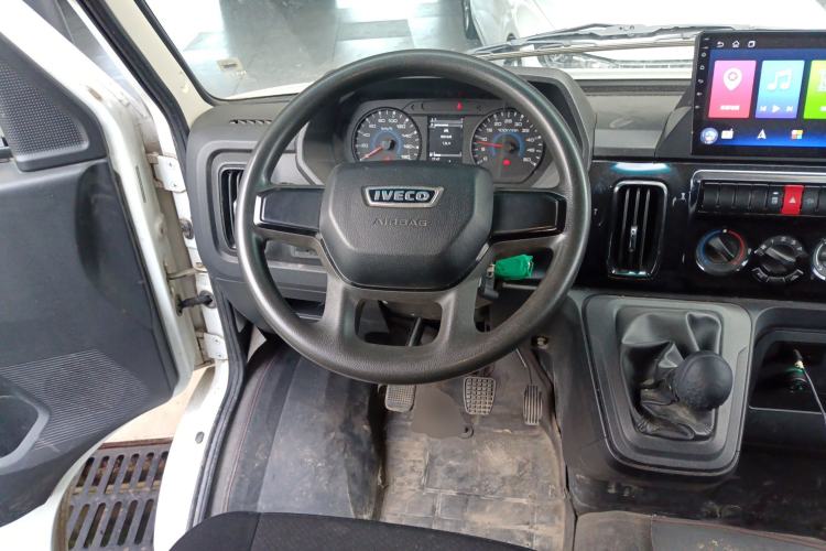 Used Iveco Daily 2023 2.5T A35M1 Short Wheelbase Low-Roof Single-Tire Side-Sliding Door 5-9 Seater Steering Wheel