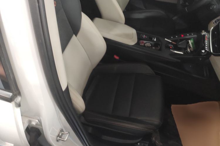 Used Lynk & Co 06 EM-P 2022 PHEV 84 km Range Pro Version Right Front Seat