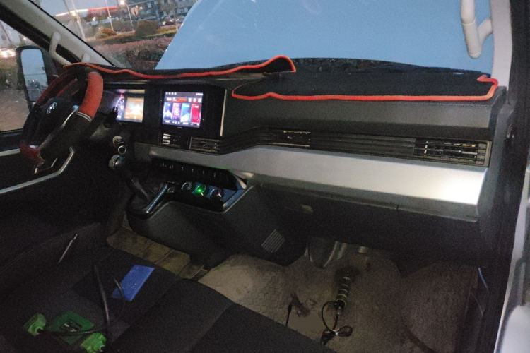 Used Dongfeng Yufeng 2023 V9+ 2.3T Manual Rear-Drive Cargo Van with Dual Rear Tires 3-Seater
