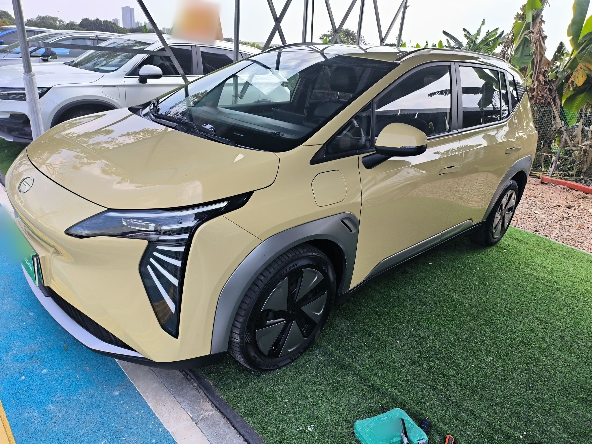 Под передней частью автомобиля