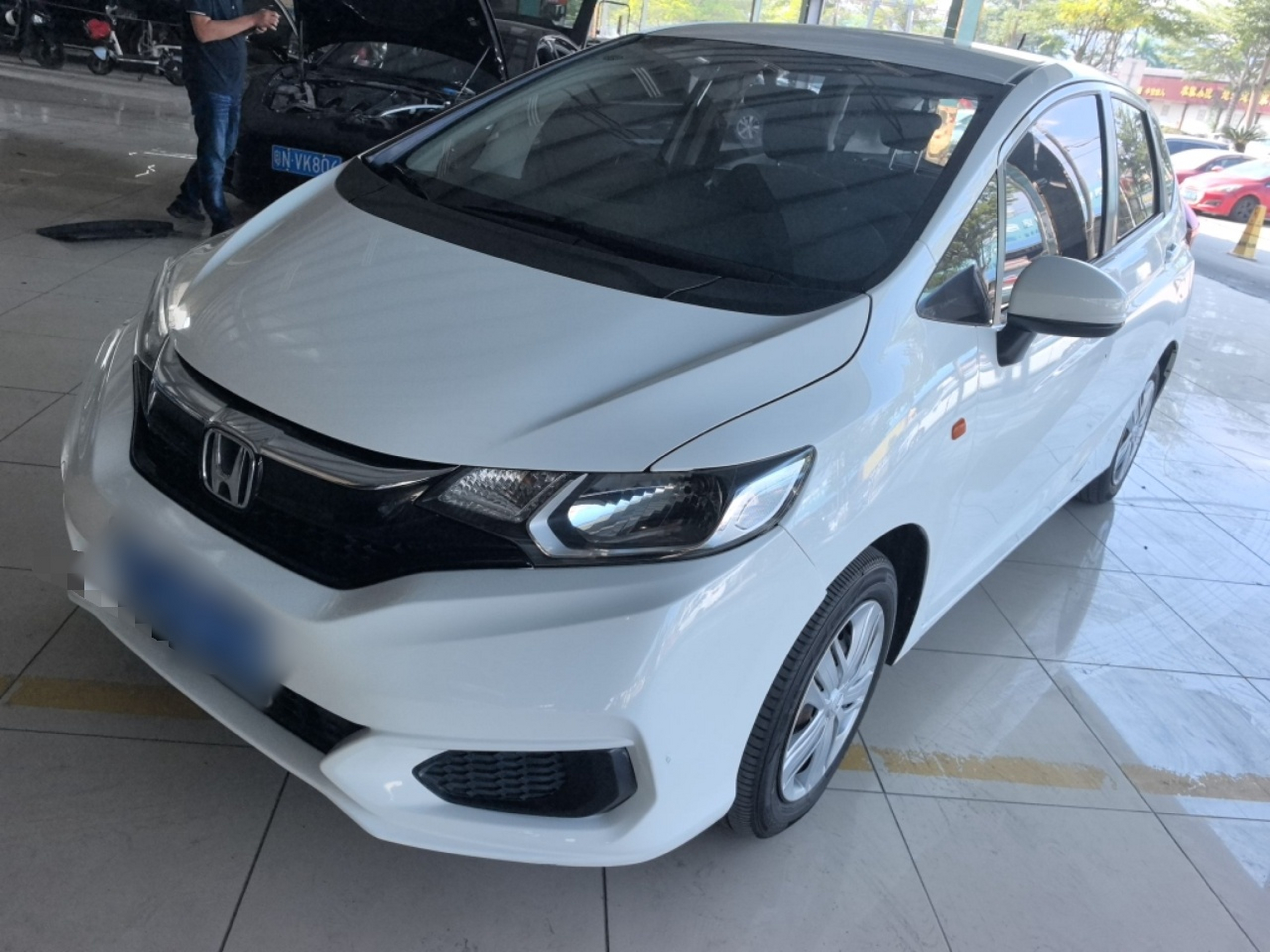 Под передней частью автомобиля