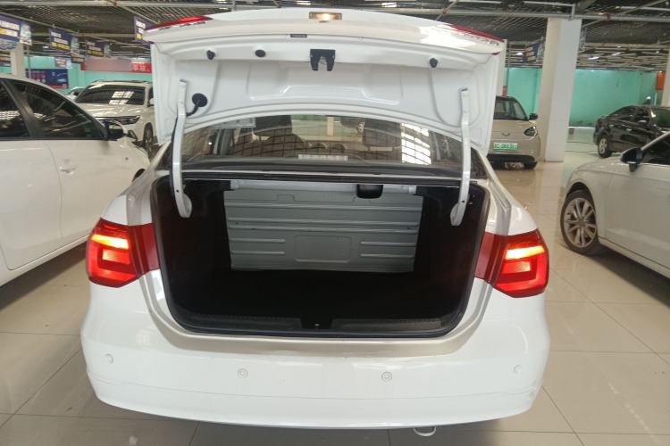 Used Volkswagen Jetta 2015 1.6L Automatic Fashion Model Trunk