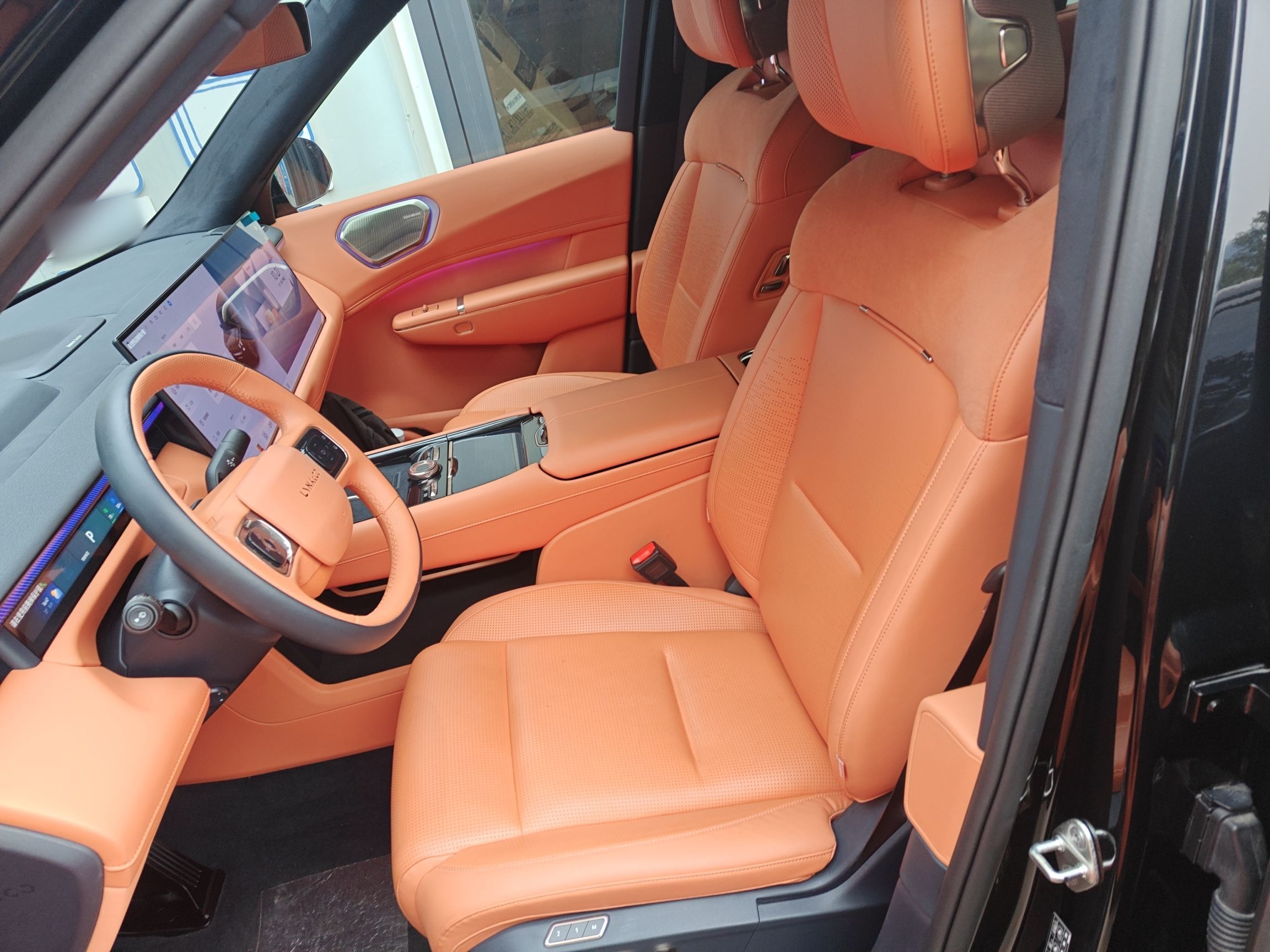 المقاعد الأمامية داخل السيارة