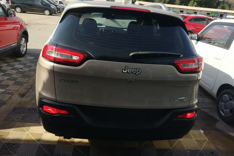 Used Jeep Cherokee 2016 2.0L Superior Edition