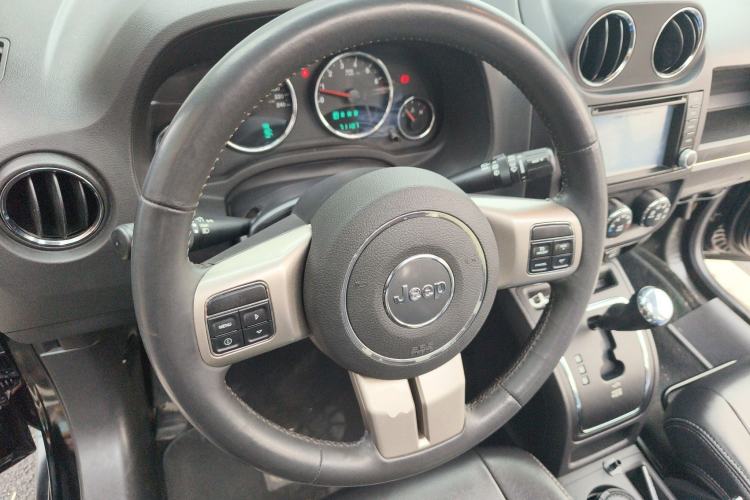 Used Jeep Compass 2013 2.0L two-wheel drive luxury version
