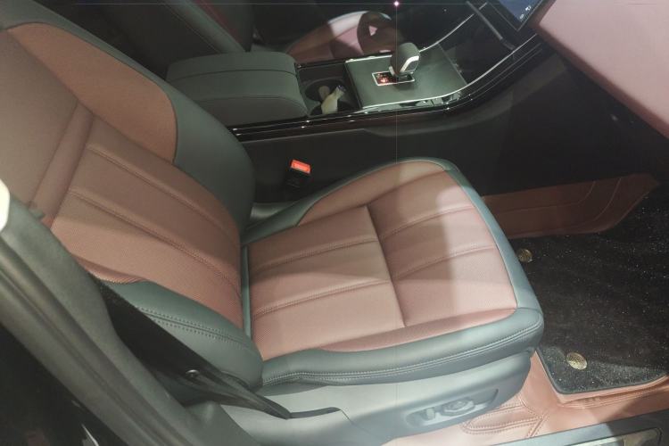 Used Land Rover Range Evoque 2024 Aurora L 249 PS Prestige Light-Chasing Edition Right Front Seat