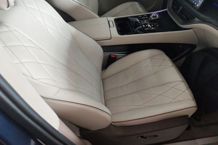 Used Denza D9 2022 DM-i 1040 Prestige Model
