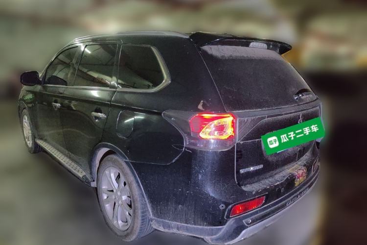 Used Mitsubishi Outlander 2014 2.4L 4x4 Deluxe Value Edition 7 Seats Rear Left 45 Deg