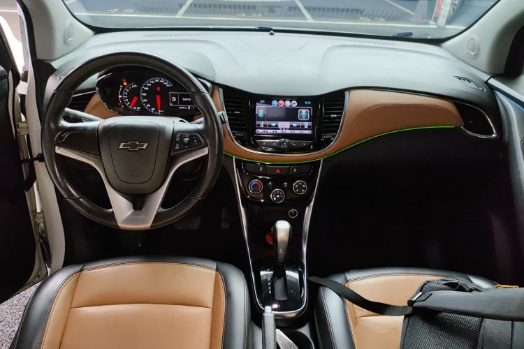 Used Chevrolet Trax 2017 1.4T Automatic All-Wheel-Drive Flagship Model Center Console
