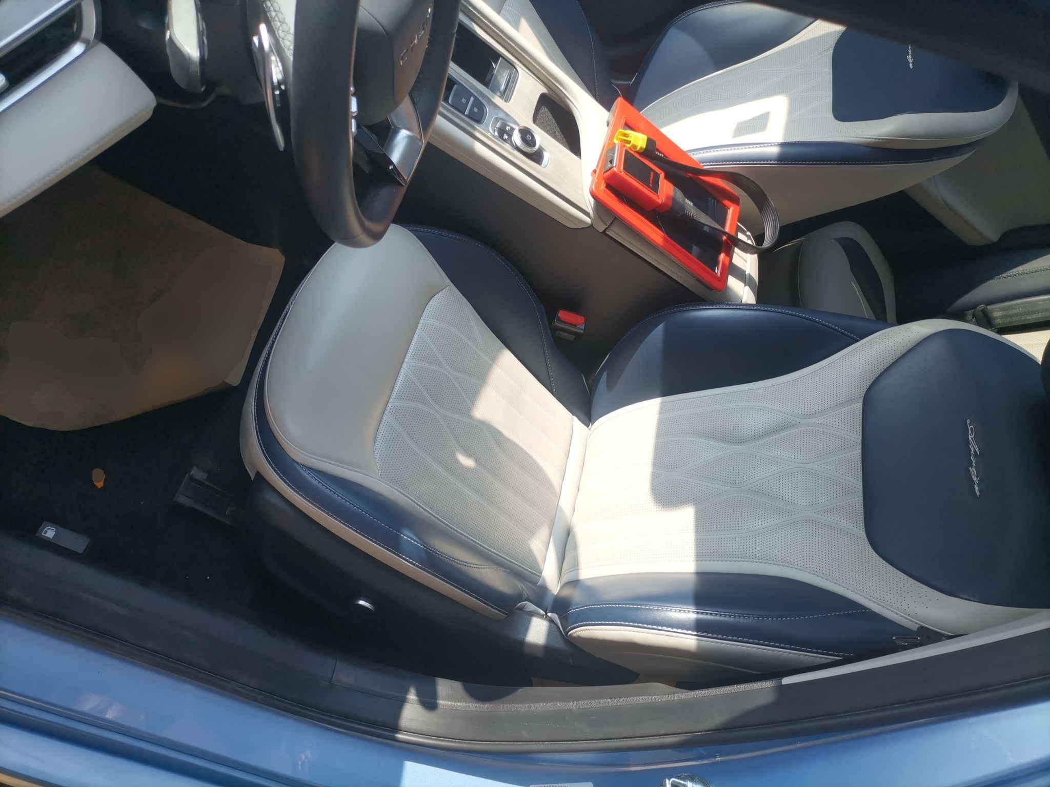 المقاعد الأمامية داخل السيارة