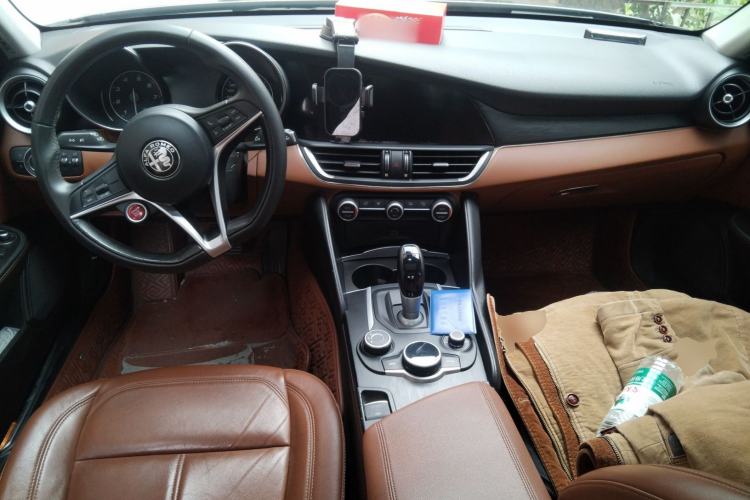 Used Alfa Romeo Giulia 2017 2.0T 200HP Luxury Edition Center Console